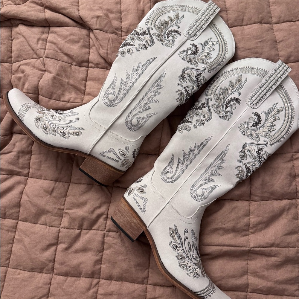 Elegant White Embroidered Women's Boots